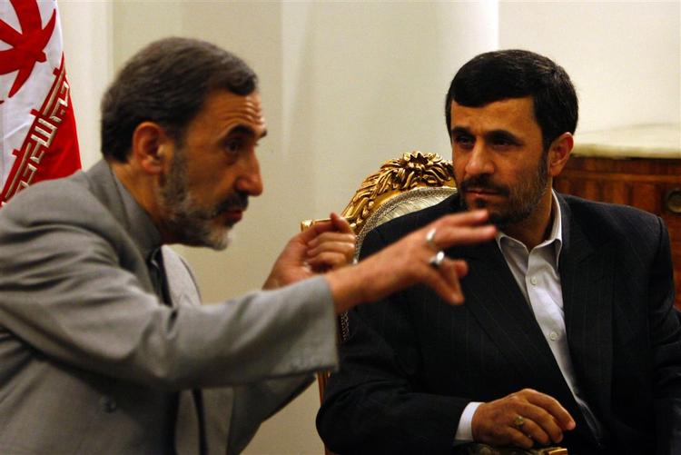 Mahmoud Ahmadinejad (th.) får gode råd med på vejen fra Ayatollah Ali Khameneis rådgiver, Ali Akbar Velayati, inden besøget til Irak. 