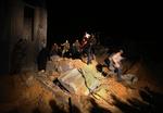 Palæstinensere undesøger resterne af en moske, der var en del af et Hamas-kompleks, der blev ramt af israelske missiler lørdag. 