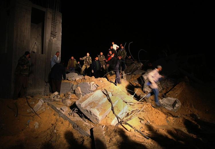 Palæstinensere undesøger resterne af en moske, der var en del af et Hamas-kompleks, der blev ramt af israelske missiler lørdag. 
