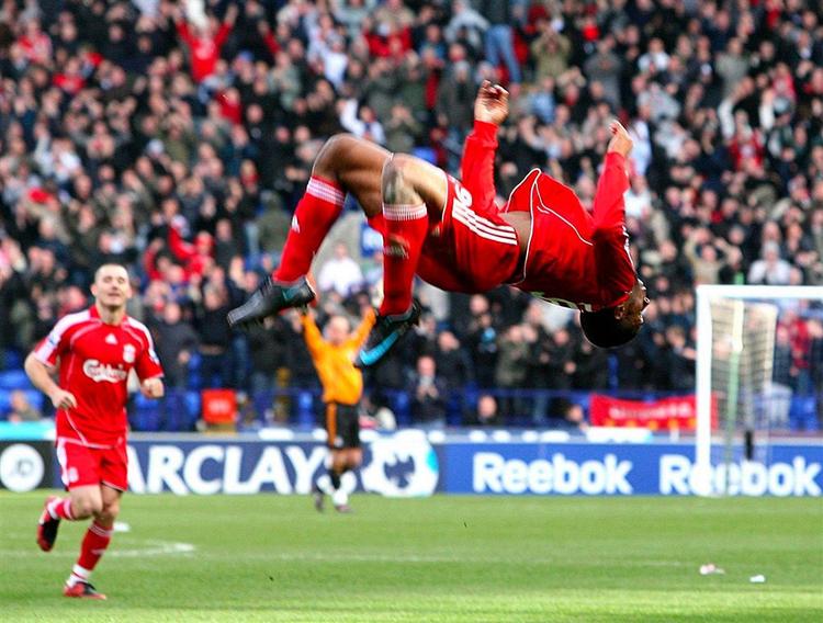 Ryan Babbel fejrede sin 2-0-scoring med akrobatik. 