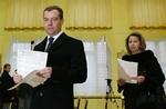 Dmitrij Medvedev afgiver sin stemme i selskab med fru Svetlana. 