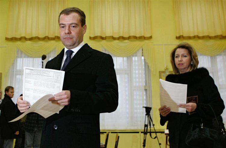 Dmitrij Medvedev afgiver sin stemme i selskab med fru Svetlana. 