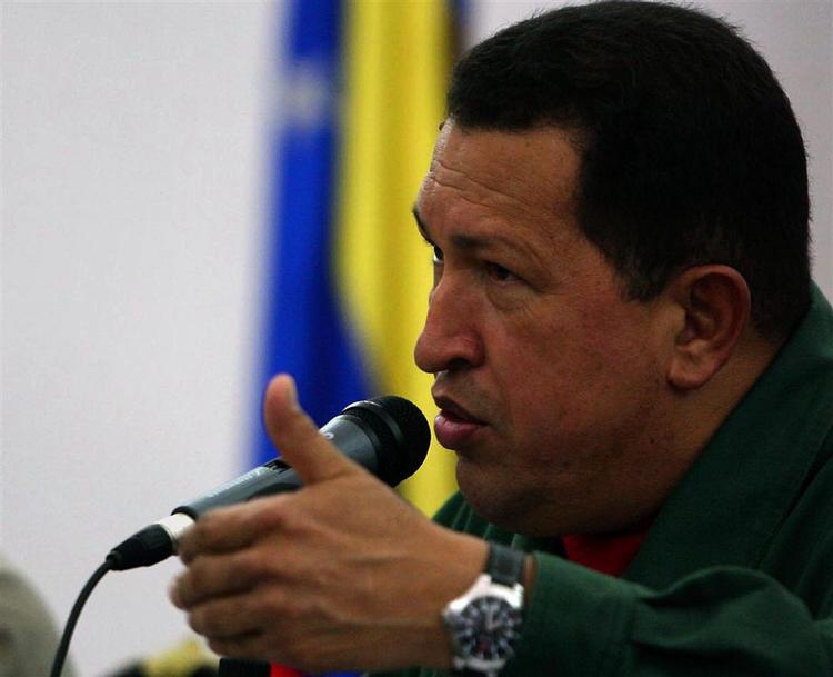 Venezuelas præsident, Hugo Chavez, havde iført sig militærtøj, da han truede Colombia med krig. 