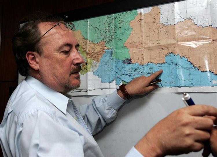 Ecuadors minister for sikkerhed, Gustavo Larrea, viser på et kort hvor på landets territorium, colombianske styrker dræbte en næstkommanderende i den colombianske oprørsbevægelse FARC. 