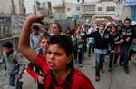 Vrede palæstinensiske børn demonstrerer mod den israelske militære offensiv i Gaza. 
