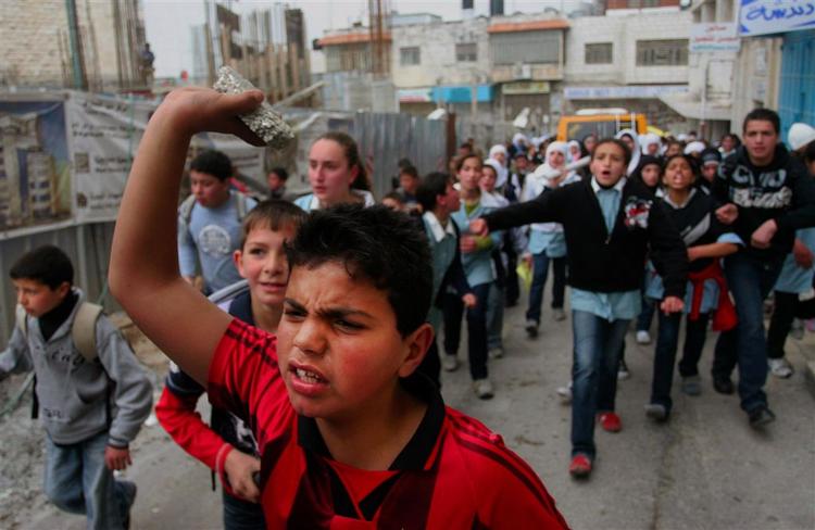 Vrede palæstinensiske børn demonstrerer mod den israelske militære offensiv i Gaza. 