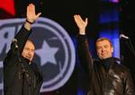 Ruslands nye præsident Dmitrij Medvedev taler til folket fra Den Røde Plads med Vladimir Putin ved sin side. Putin skal være premiereminister i Medvedevs regering. 