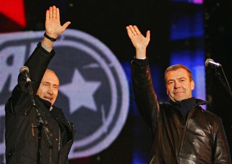 Ruslands nye præsident Dmitrij Medvedev taler til folket fra Den Røde Plads med Vladimir Putin ved sin side. Putin skal være premiereminister i Medvedevs regering. 