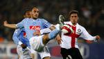 Inters Hernan Crespo (th.) bliver tacklet af Napolis Paolo Cannavaro. 