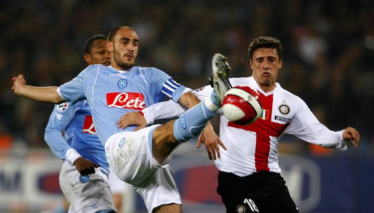 Inters Hernan Crespo (th.) bliver tacklet af Napolis Paolo Cannavaro. 