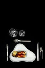 Lige præcis sådan kommer serveringen næppe til at se ud på R vinbar. Men menuen står på fiskekonserverves serveret på fint porcelæn. 