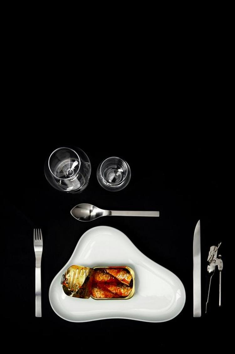 Lige præcis sådan kommer serveringen næppe til at se ud på R vinbar. Men menuen står på fiskekonserverves serveret på fint porcelæn. 