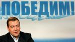 'Putvedev' kaldes han spydigt, Ruslands nye præsident Medvedev, som er håndplukket af den afgående præsident Putin. På skiltet bag Medvedev står 'Sammen vinder vi'. 