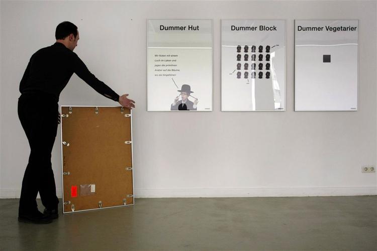 Udstillingen på Galerie Nord i Berlin er faldet muslimerne for brystet. 