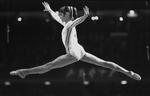 Nadia Comaneci i aktion under OL i 1976. 