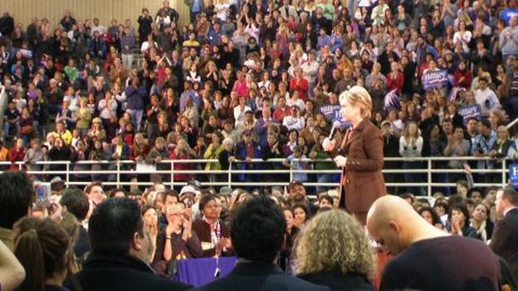 Hillary Clinton møder sine fans og andre nysgerrige i Burger Activity Center i Austin, Texas. 