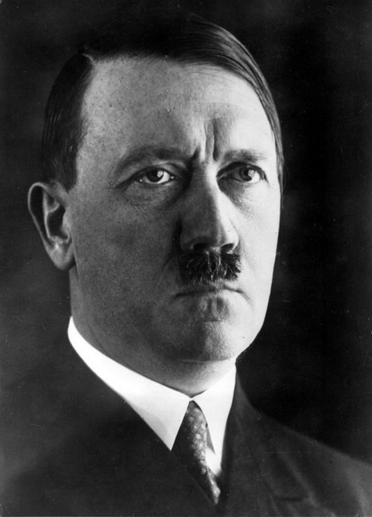 Briterne var så ivrige efter at få informationer om den tyske fører, Adolf Hitler, at efterretningsvæsnet hyrede en astrolog som agent. Han skulle blandt andet lave horoskop for Hitler og andre nazitopledere. Her optræder Hitler på et officielt billede fra 1937. 