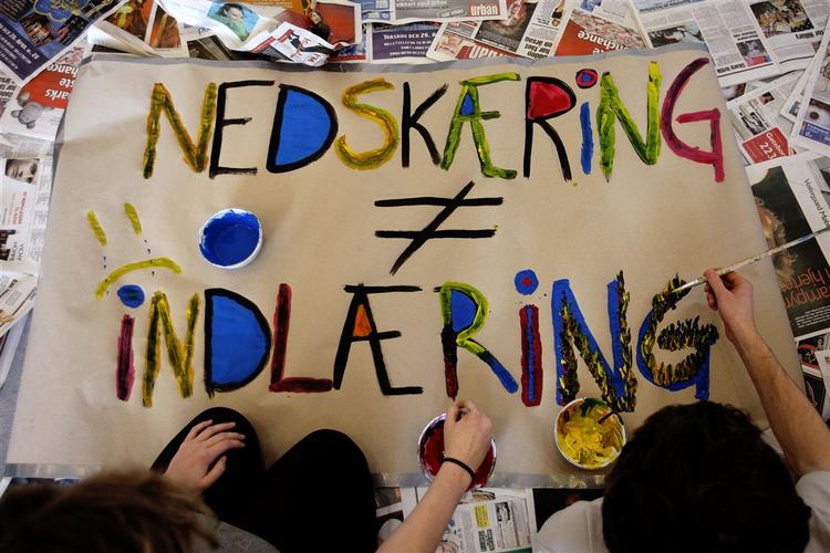 Lærerne på Ingrid Jespersens Gymnasieskole har valgt at nedlægge arbejdet i sympati med deres elever, der her er ved at forberede sig til dagens demonstrationer. 