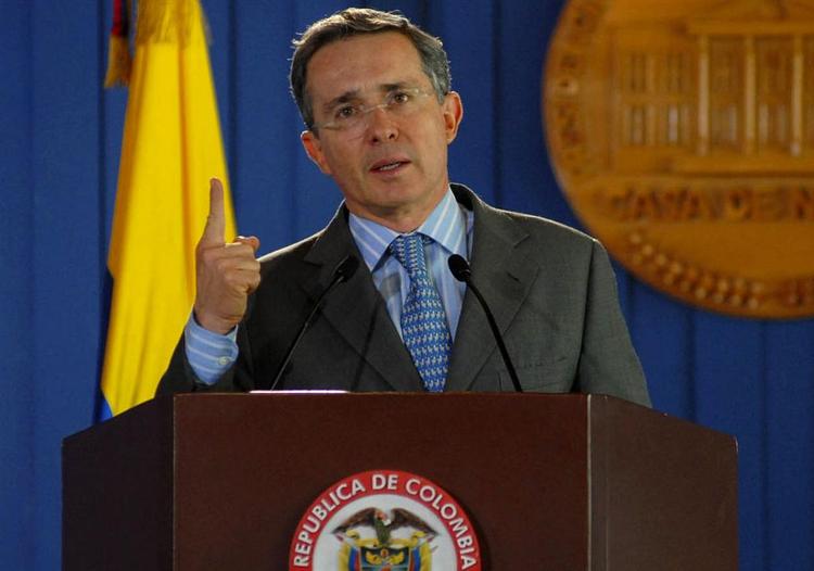 Colombias præsident Alvaro Uribe går til genangreb på Hugo Chavez 