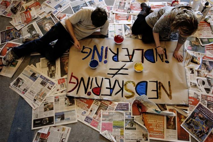 Eleverne på Ingrid Jespersens Gymnasieskole designer bannere til dagens demonstration med slagordene: "Nedskærring er ikke indlæring" 