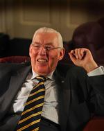 81-årige Ian Paisley går af som Nordirlands førsteminister efter at have været under pres fra sit politiske bagland. 