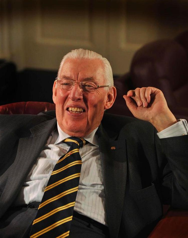 81-årige Ian Paisley går af som Nordirlands førsteminister efter at have været under pres fra sit politiske bagland. 
