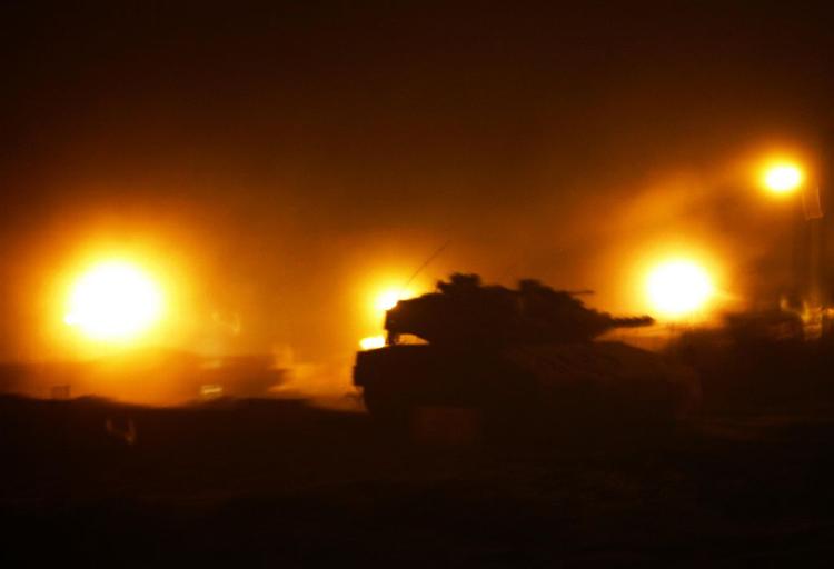 Israelske panserfartøjer kører igen ind i Gazastriben. 