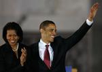 Barack Obama og hans kone Michelle hilser på tilhængerne i San Antonio. 