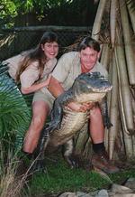 Her ses Steve Irwin, den nu afdøde krokodillejæger, med sin kone Terri Irwin. Arkivfoto. 