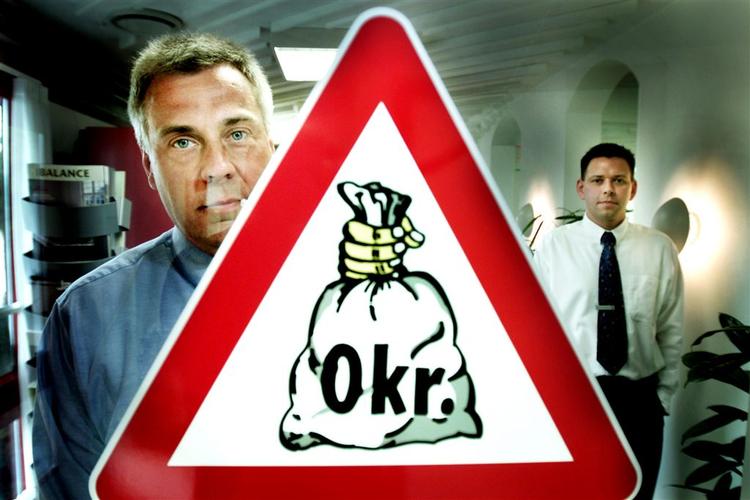 Bankerne holder bedre på pengene, fordi boligpriserne falder. Men det kan skabe en ond spiral, advarer ejendomsmæglerne. 