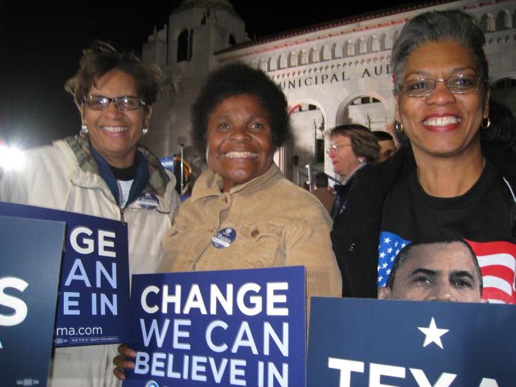 Jackie Ross (i midten) og Veatrice Williams yderst til højre har mødt hinanden på valgdagen i forbindelse med deres frivillige arbejde for Obama. 