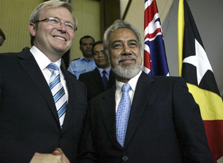 Australiens premiereminister Kevin Rudd (tv) har siden attentatforsøget tydeligt vist sin støtte til Østtimor. Her ses han sammen med Østtimors premierminister Xanana Gusmao, der også blev angrebet under attentatet. 