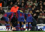 Lionel Messi (liggende) måtte udgå af opgøret mod Celtic kort før pausen. 