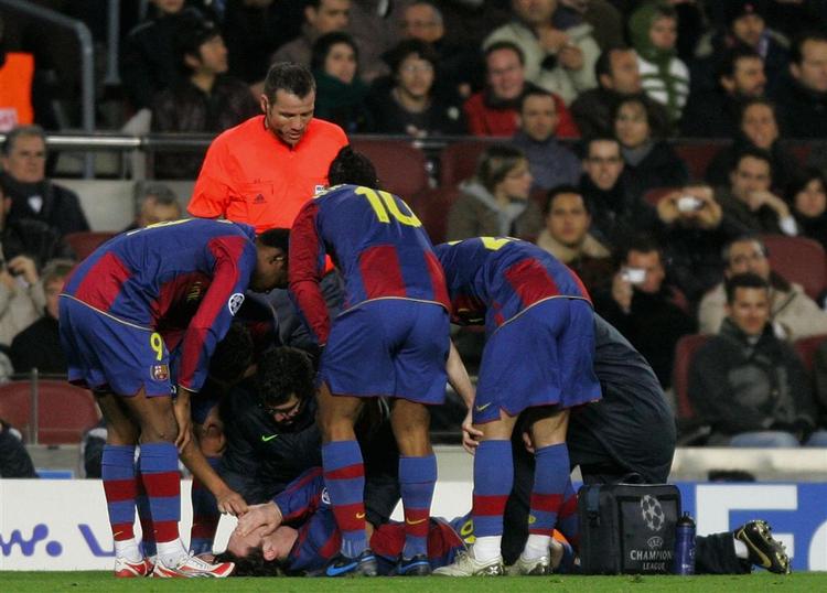 Lionel Messi (liggende) måtte udgå af opgøret mod Celtic kort før pausen. 