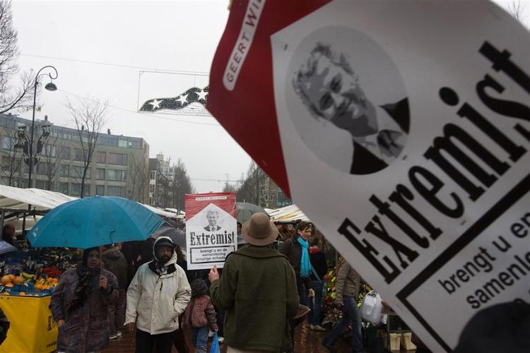 Hollændere demonstrerer mod parlamentsmedlemmet Geert Wilders' ønske om at vise islamkritisk film. 