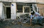 En israeler står foran et ødelagt hus i den israelske by Sderot, der jævnligt rammes af raketter affyret af Hamas-aktivister fra Gaza. 