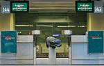En af de mange strandede tyske flypassagerer tager sig et hvil. 