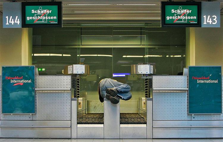En af de mange strandede tyske flypassagerer tager sig et hvil. 