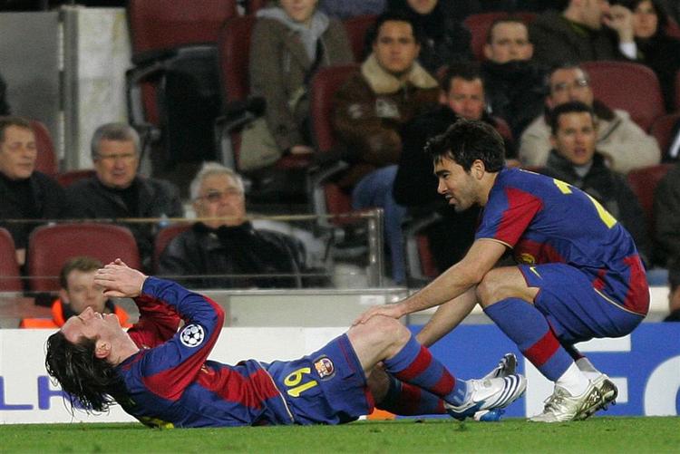Uden en spiller i nærheden fortrak Lionel Messi sig pludselig i smerte, da en skade i venstre baglår sprang op - hvilket Deco konstaterede fra nærmeste hold. 