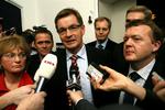 Pia Kjærsgaard (DF), Bendt Bendtsen (K)og finansminister Lars Løkke Rasmussen (V) fortæller stolt om finansloven. 