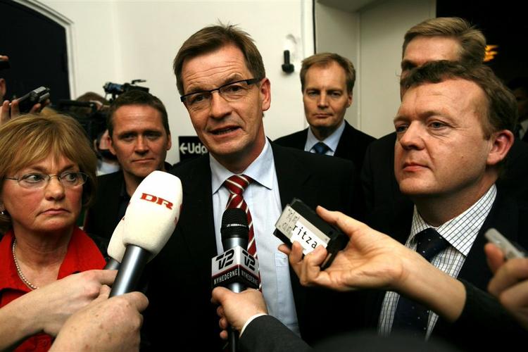 Pia Kjærsgaard (DF), Bendt Bendtsen (K)og finansminister Lars Løkke Rasmussen (V) fortæller stolt om finansloven. 