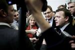 En kvinde i rødt i et hav af sort. Pia Kjærsgaard er tilfreds med den indflydelse, Dansk Folkeparti har fået på årets finanslov. 