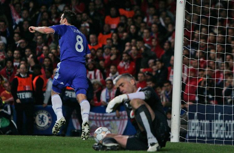 Frank Lampard scorede til 2-0, da han udnyttede, at Antonios Nikopolidis ikke kunne holde Michael Ballacks afslutning. 