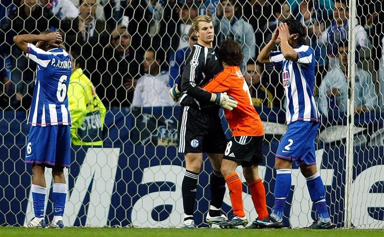 21-årige Manuel Neuer reddede - næsten - alt, da FC Schalke for første gang nåede kvartfinalen i Champions League. 