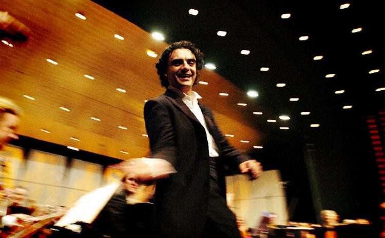 En enig skare af danske anmeldere gav Rolando Villazón maksimumkarakter, da han i sommeren 2006 optrådte i Tivolis Koncertsal med et par håndfulde operaarier. Når han vender tilbage til august, er det efter et nedbrud, det tog fem måneder at komme sig af.  Foto: Kristian Linnemann 