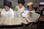 Drenge terper koranen i en religiøs skole i det vestlige Pakistan på grænsen til Afghanistan. Der findes 15.000 sådanne skoler i Pakistan, og nu vil Danmark støtte skoler i Afghanistan, så de ikke udvikler sig til 'hadskoler'. 