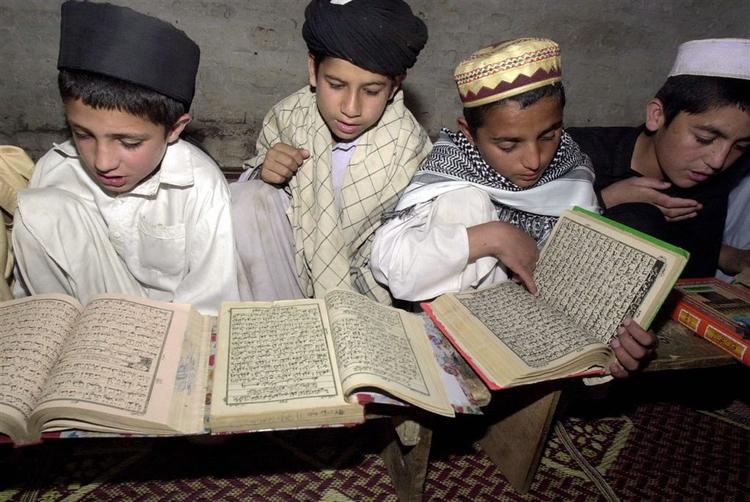 Drenge terper koranen i en religiøs skole i det vestlige Pakistan på grænsen til Afghanistan. Der findes 15.000 sådanne skoler i Pakistan, og nu vil Danmark støtte skoler i Afghanistan, så de ikke udvikler sig til 'hadskoler'. 