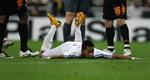 Real Madrids brasilianske stjerne Robinho bider i græsset under kampen mod Roma. 