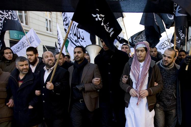 Islamisk Trossamfund kritiseres for at lægge sig for tæt på yderligtgående islamister. Her dmeonstrerer trossamfundets talsmand Kassem Ahmad sammen med Hizb-ut-Tahrir. 