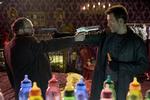 Clive Owen (th.) som revolvermanden Mr. Smith, der får ansvaret for en nyfødt baby, som den onde forbryderkonge Mr. Hertz, spillet af Paul Giamatti, vil  til livs (Foto fra filmen). 